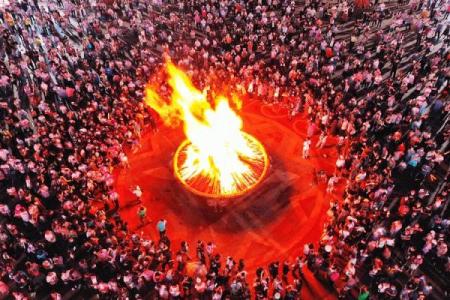 彝族火把节：火光照亮夜空，传承彝族民俗风情