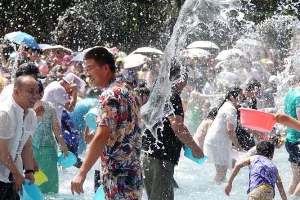 傣族泼水节：水花飞溅，感悟民族团结与文化传承