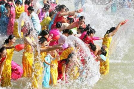 傣族泼水节：泼水祝福，体验傣族自然风情