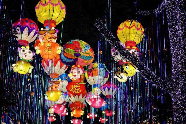 正月十五：花灯璀璨，体验元宵节的节日氛围
