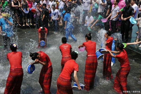 泼水节：水花四溅，体验东南亚的传统节日氛围
