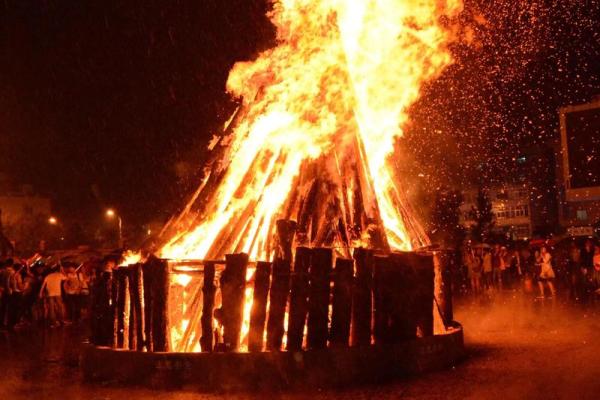 藏族火把节：火光映照，感悟自然与传承