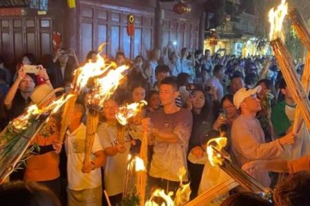 纳西族火把节：传承文化，点亮夜空的火焰