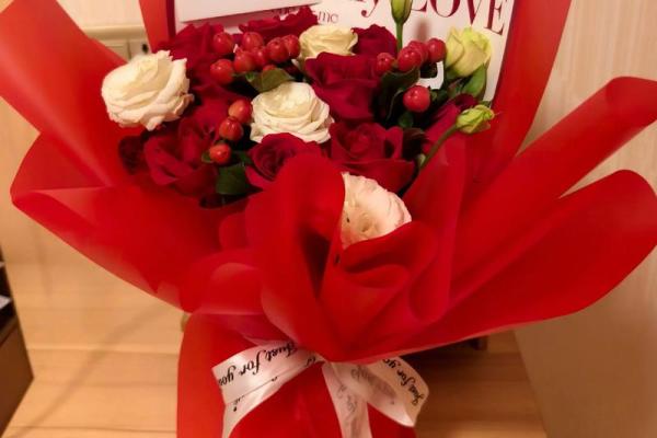 情人节：浪漫送礼，传递深情心意