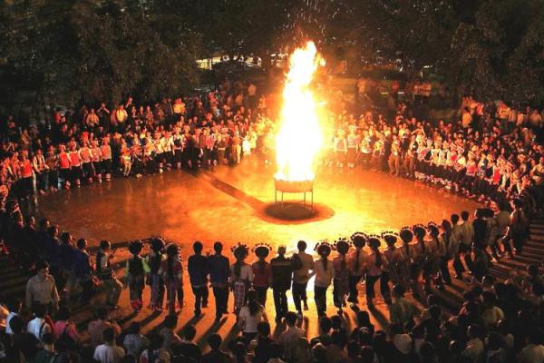 彝族火把节：点燃热情，传承火种文化